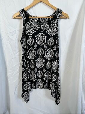 Sleeveless Black & White Printed Handkerchief-Hem Camisole